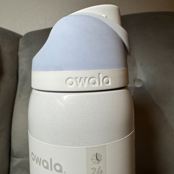 Owala 32oz FreeSip Snow Globe Insulated Stainless Steel Water Bottle NWT - Picture 3 of 10